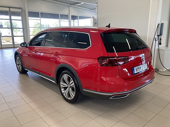 Volkswagen Passat Alltrack 4 of 24