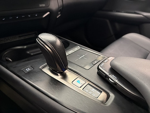 Lexus UX300e 26 of 30