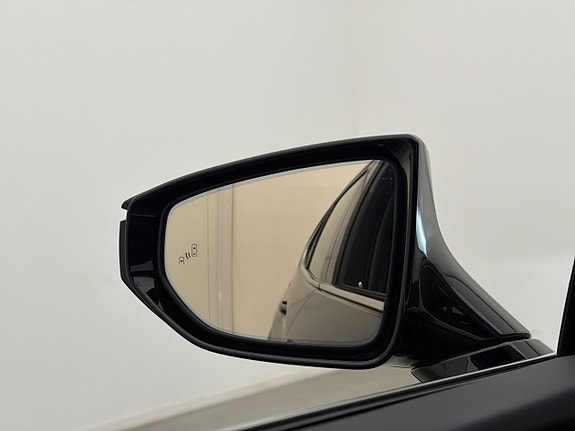 Lexus UX300e 11 of 30
