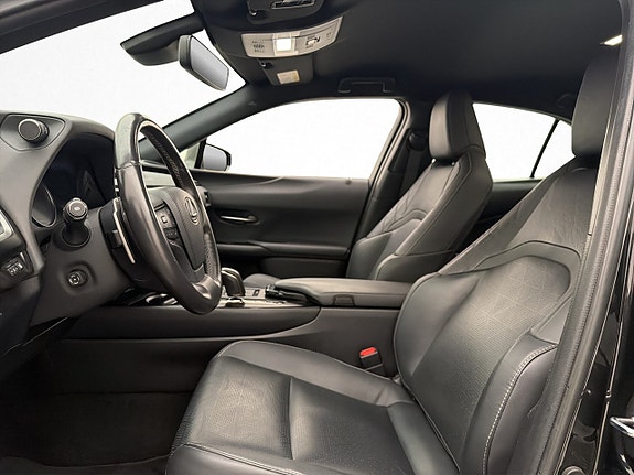 Lexus UX300e 13 of 30
