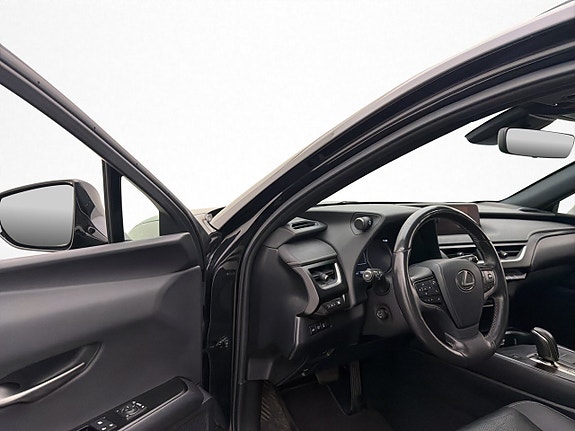 Lexus UX300e 12 of 30