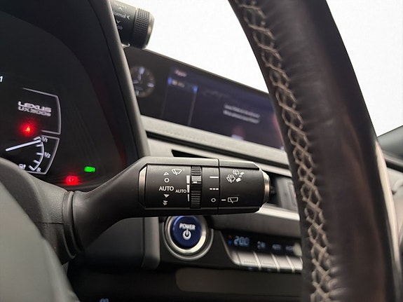 Lexus UX300e 28 of 30