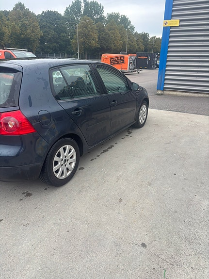 Volkswagen Golf V 3 of 7
