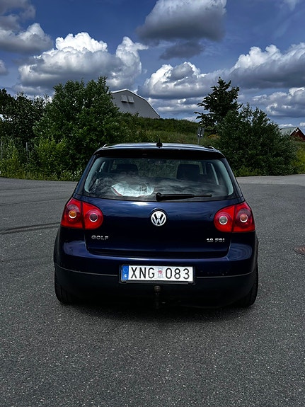 Volkswagen Golf V 2 of 8