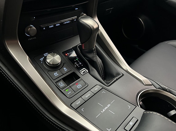 Lexus NX300h 27 of 30