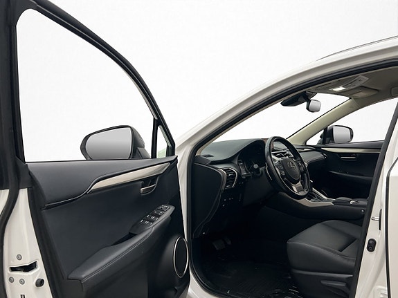 Lexus NX300h 12 of 30