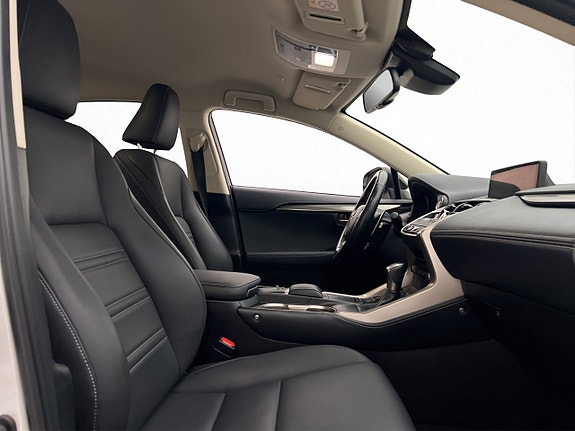 Lexus NX300h 16 of 30