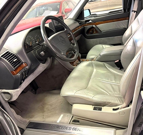 Mercedes-Benz S500 8 of 26