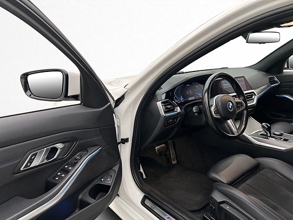 BMW 330e 11 of 30