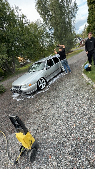 Volvo V70 2 of 10