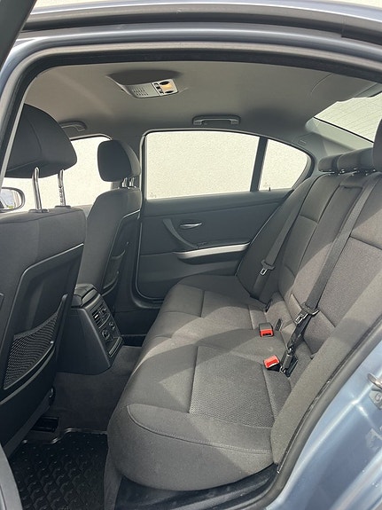 BMW 320i 9 of 17
