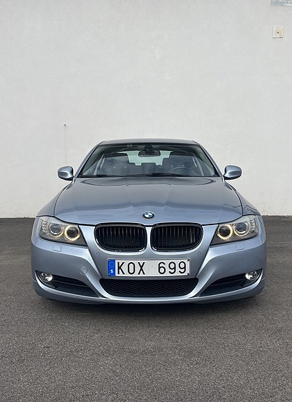 BMW 320i 2 of 17