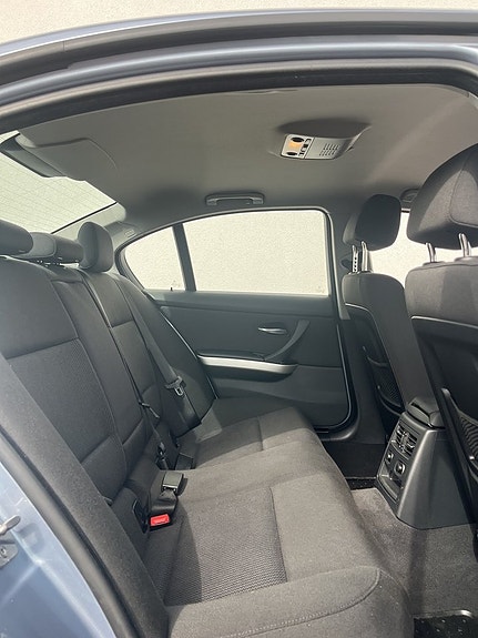 BMW 320i 13 of 17