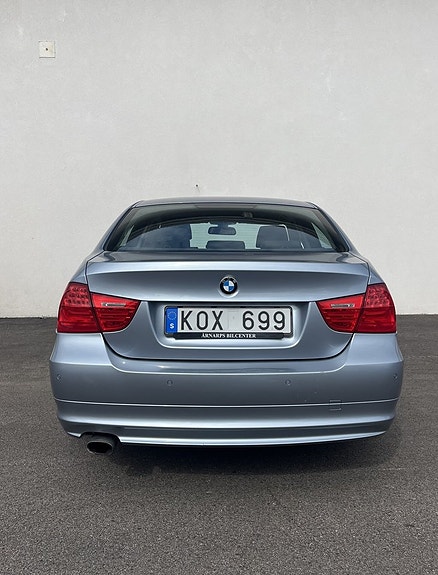 BMW 320i 14 of 17