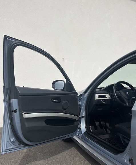 BMW 320i 4 of 17