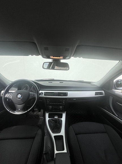 BMW 320i 8 of 17