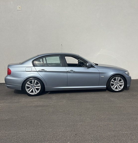 BMW 320i 10 of 17