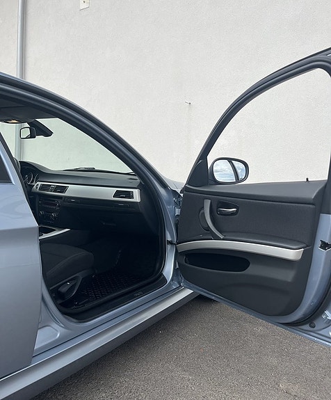 BMW 320i 11 of 17