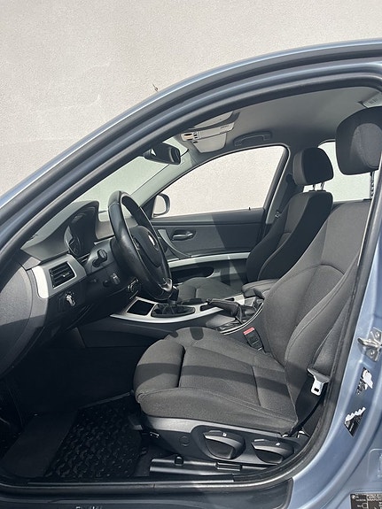 BMW 320i 5 of 17