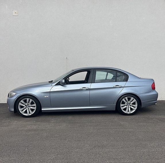 BMW 320i 3 of 17