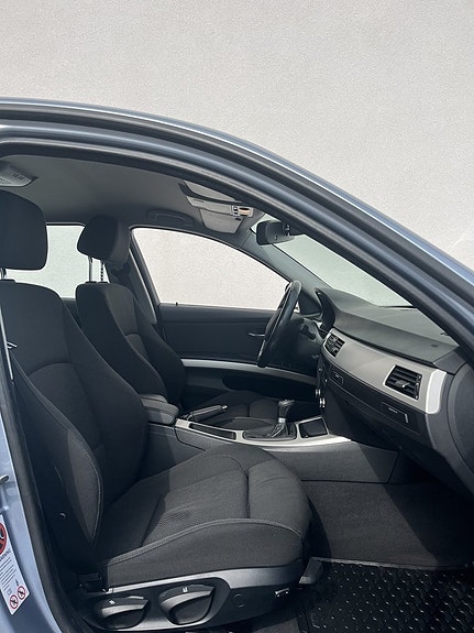 BMW 320i 12 of 17