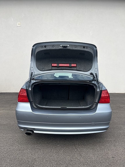 BMW 320i 15 of 17
