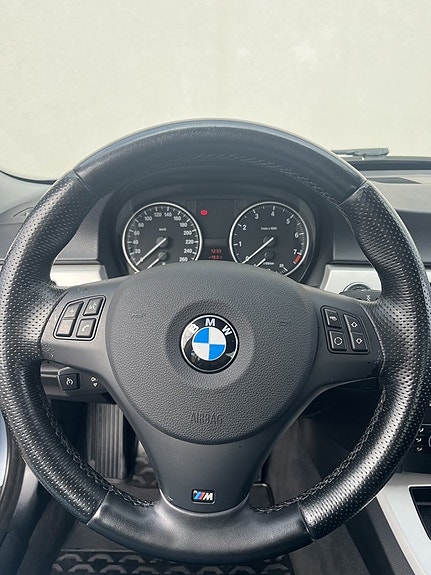 BMW 320i 7 of 17