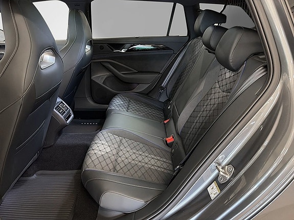 Volkswagen Passat 10 of 12