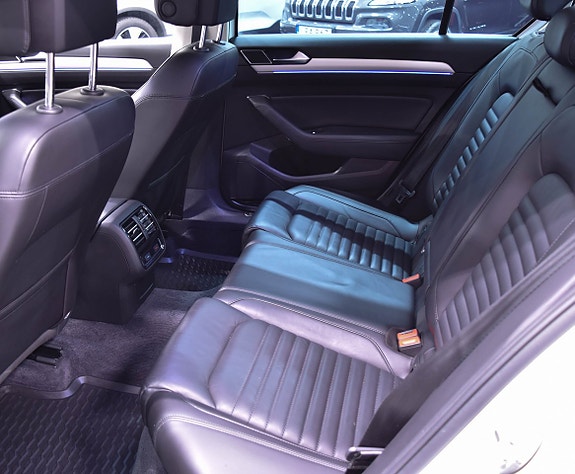 Volkswagen Passat 15 of 18