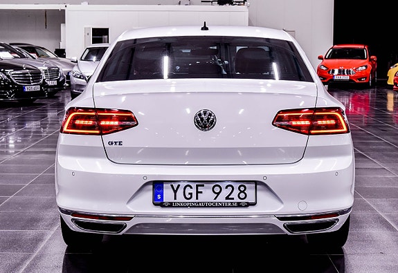Volkswagen Passat 10 of 18