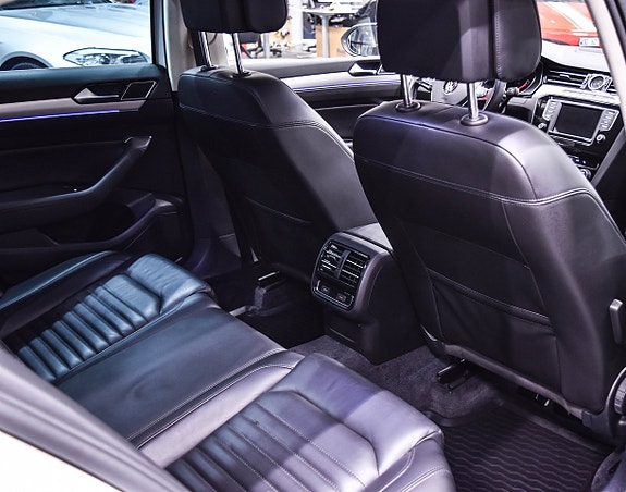 Volkswagen Passat 16 of 18