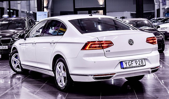 Volkswagen Passat 4 of 18