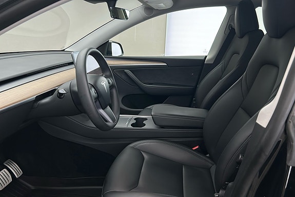 Tesla Model Y 9 of 25