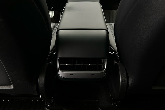Tesla Model Y 22 of 25