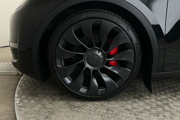 Tesla Model Y 11 of 25