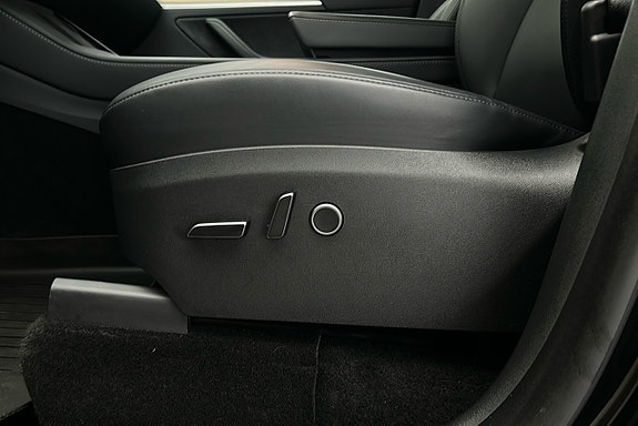 Tesla Model Y 15 of 25