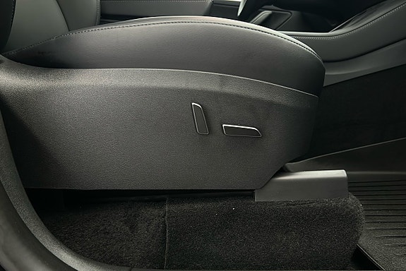 Tesla Model Y 16 of 25