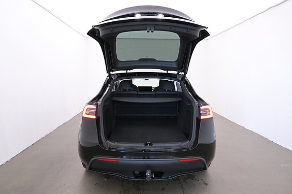 Tesla Model Y 21 of 27
