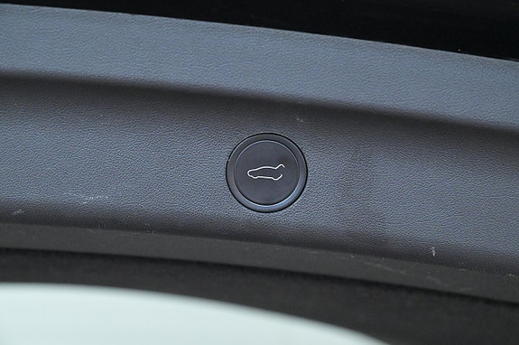 Tesla Model Y 22 of 27