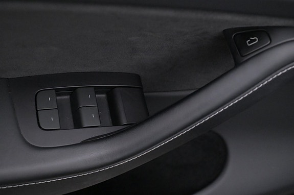 Tesla Model Y 10 of 27