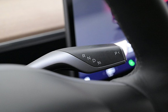Tesla Model Y 8 of 27
