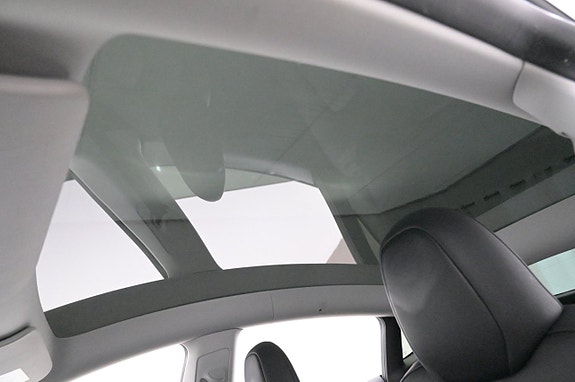 Tesla Model Y 25 of 27
