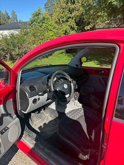 Volkswagen New Beetle 2 of 6