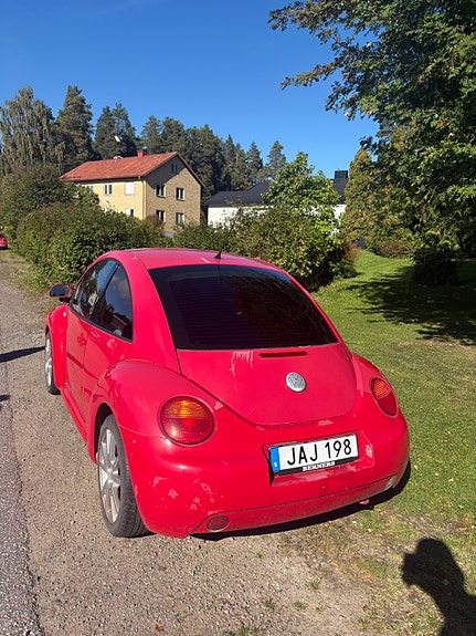 Volkswagen New Beetle 3 of 6