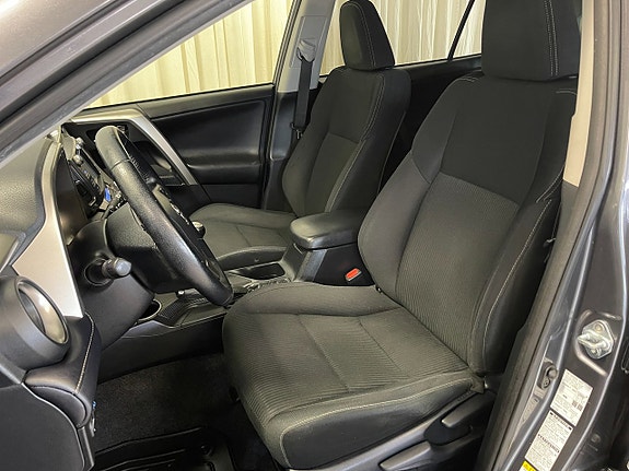 Toyota RAV4 6 of 18