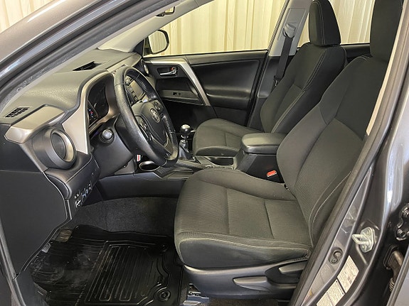 Toyota RAV4 8 of 18