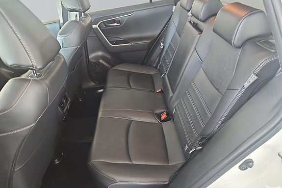 Toyota RAV4 7 of 20