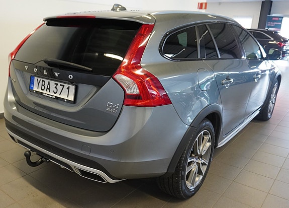 Volvo V60 Cross Country 3 of 24