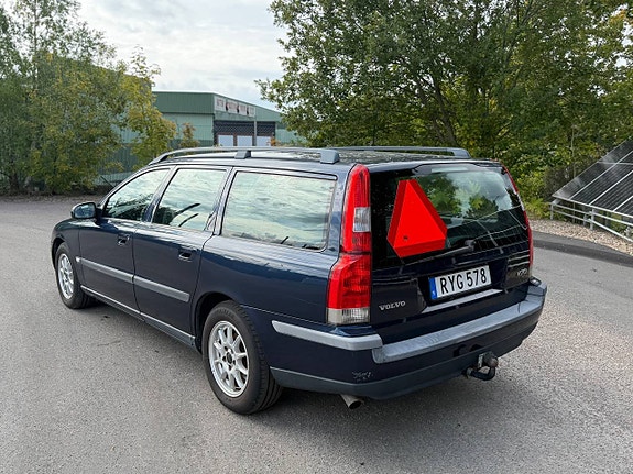 Volvo V70 2 of 5
