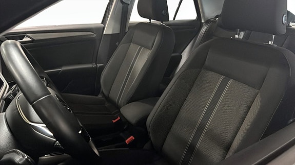 Volkswagen T-Roc 8 of 12